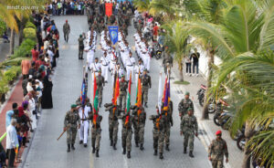 ސިފައިންގެ ޕެރޭޑް ބަލުމަށް އެތައްބަޔަކު މަގުތަކަށް!