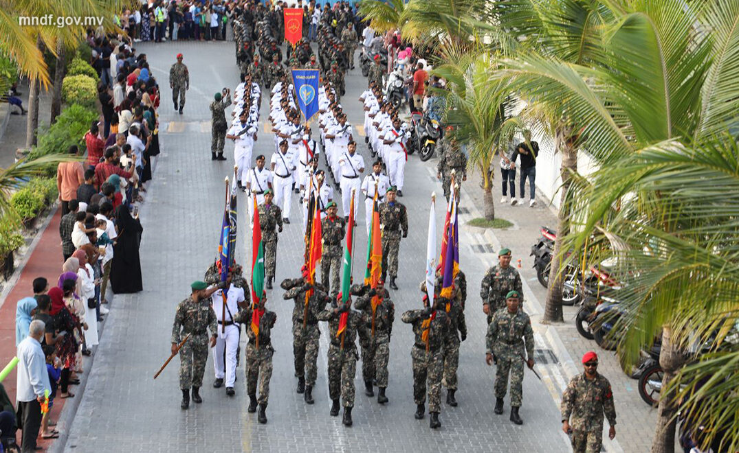 ސިފައިންގެ ޕެރޭޑް ބަލުމަށް އެތައްބަޔަކު މަގުތަކަށް!