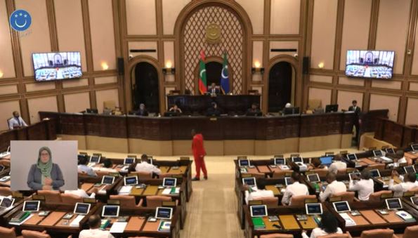 މަޖިލިސް ނުފެށެނީސް ނަން އިއްވައި ޖާބިރު ތަޅުމުން ނެރެލައިފި