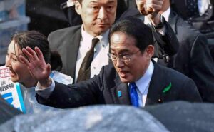 ވީޑިއޯ: ޖަޕާނުގެ ބޮޑުވަޒީރު ތަގުރީރު ކުރައްވަން ތައްޔާރު ވެފައިވަނިކޮށް ބޮމެއް ގޮއްވާލުން