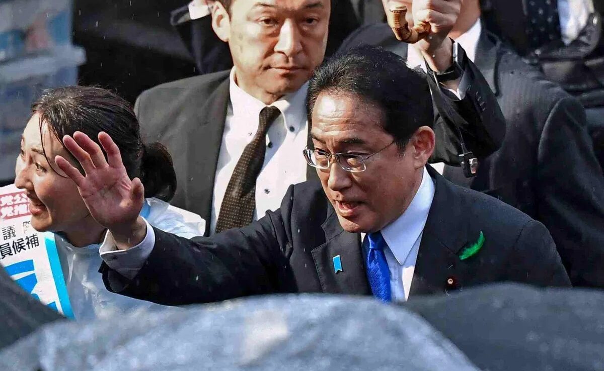 ވީޑިއޯ: ޖަޕާނުގެ ބޮޑުވަޒީރު ތަގުރީރު ކުރައްވަން ތައްޔާރު ވެފައިވަނިކޮށް ބޮމެއް ގޮއްވާލުން