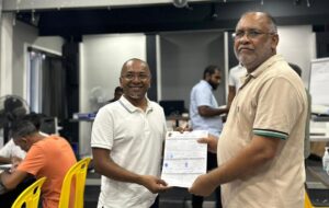 ޑިމޮކްރެޓްސްއަށް ސޮއިކުރި އެމްޑަބްލިއުއެސްސީގެ ޗެއާމަން އިސްތިއުފާދީފި