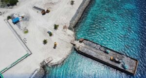 ދެ ކޮމަންޑޫ ގުޅާލުމަށް ބޭނުންވާ ބޮޑު ހިލަ ޝިޕްމަންޓު ގެންގޮސްފި