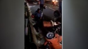 ނިޔާވި ދިވެހި މީހާ ދުއްވަމުން ދިޔަ ސައިކަލް އެކްސިޑެންޓްވީ މަޑުކޮށްފައި އޮތް ފުލުހުންގެ ޕިކަޕްގައި ޖެހިގެން!