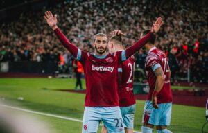 ފަހަތުން އަރާ މޮޅުވެ ވެސްޓް ހޭމް ފައިނަލާ ގާތަށް