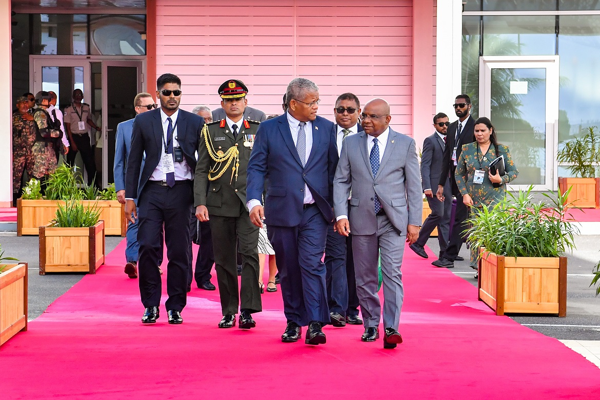 ސޭޝެލްސްގެ ރައީސްގެ ދެކަނބަލުން ރާއްޖެ ވަޑައިގެންފި