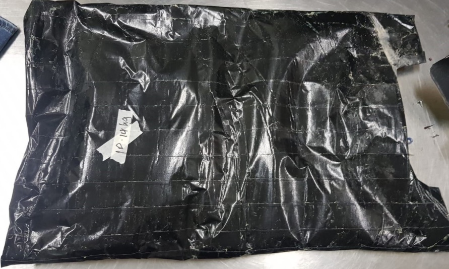 ރާއްޖެ އައި ޕާކިސްތާނުގެ މީހެއް އަތުން 5 ކިލޯގެ ޑްރަގު އަތުލައިގެންފި