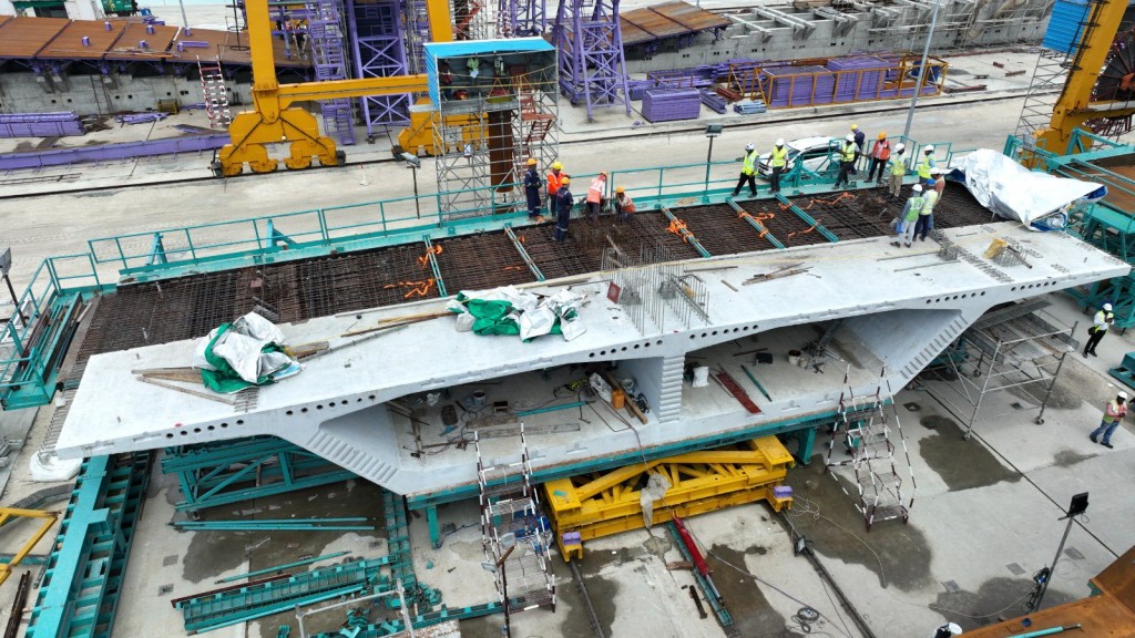 ބްރިޖު މަސައްކަތުގައި އުޅުނު އިންޑިއާ މީހަކު މަރުވެއްޖެ