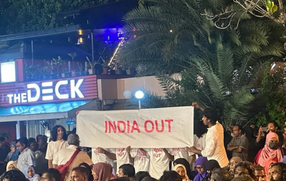 އިދިކޮޅުން ބުނީ "އިންޑިއާ އައުޓް" ބެނާ ދެމީ ސަރުކާރުން ރާވައިގެން ފޮނުވިބަޔަކު ކަމަށް!