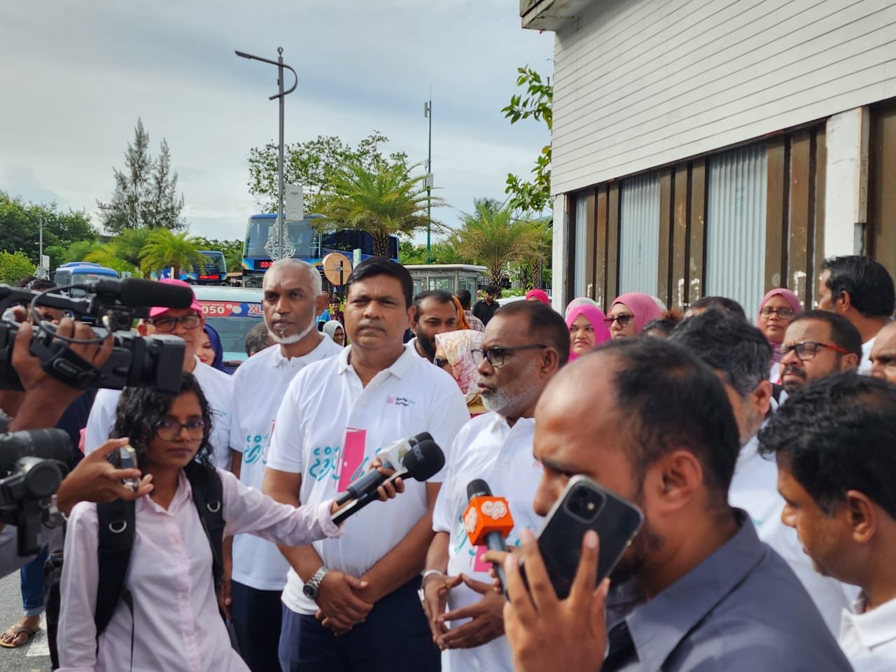 "އިންޑިއާ އައުޓު" ހަރަކާތް ހުއްޓާލުމަށް ޑިމޮކްރެޓްސްއަކަށް ނޭންގޭނެ: އަދުރޭ