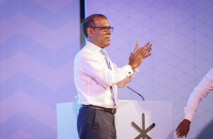 އިންތިޚާބީ ރައީސް ޑރ. މުއިއްޒަށް ރައީސް ނަޝީދު މަރުޚަބާ ދަންނަވައިފި!