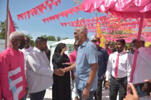 ވަށަފަރުން މުއިއްޒުއަށް ރަތް ދޫލައިގެ ހޫނު މަރުހަބާއެއް!