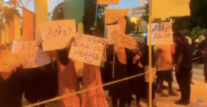 🛑 އިނދިކޮޅު ކެނޑިޑޭޓުގެ ދަތުރުފުޅާއި ދިމާކޮށް ގުރައިދޫގައި މުޒާހިރާ ކުރުން