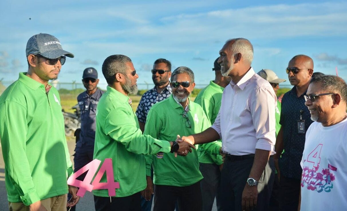 މުއިއްޒަށް މަރުޚަބަކީ ދިގު ސަފުން އަދާލަތު ޓީޝާޓާއިއެކު ޑރ.މުއިއްޒަށް ހޫނު މަރުޚަބާއެއް!