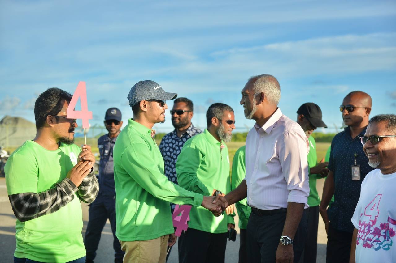 މުއިއްޒަށް މަރުހަބާ ކިޔަން، ފެހިކުލައިގެ ޓީޝާޓުލުމުން އަދާލަތުން ރަތަށް!