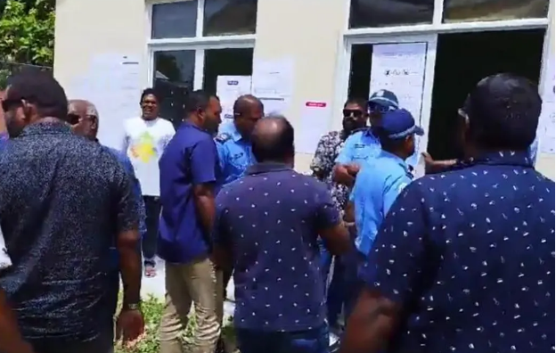 މުޢިއްޒުގެ ވޯޓުތަކެއް ބާޠިލުކުރަން ވޯޓު ކަރުދާހުގައި ކުރެހިކަމަށް ތުހުމަތުކުރާ އޮފިޝަލަށް ފިޔަވަޅު އަޅައިފި