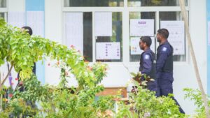 ވޯޓު ކަރުދާސް ދައްކައި، ފޮޓޯނެގި 14 މީހަކު ފުލުހުންގެ ބެލުމުގެ ދަށަށް!