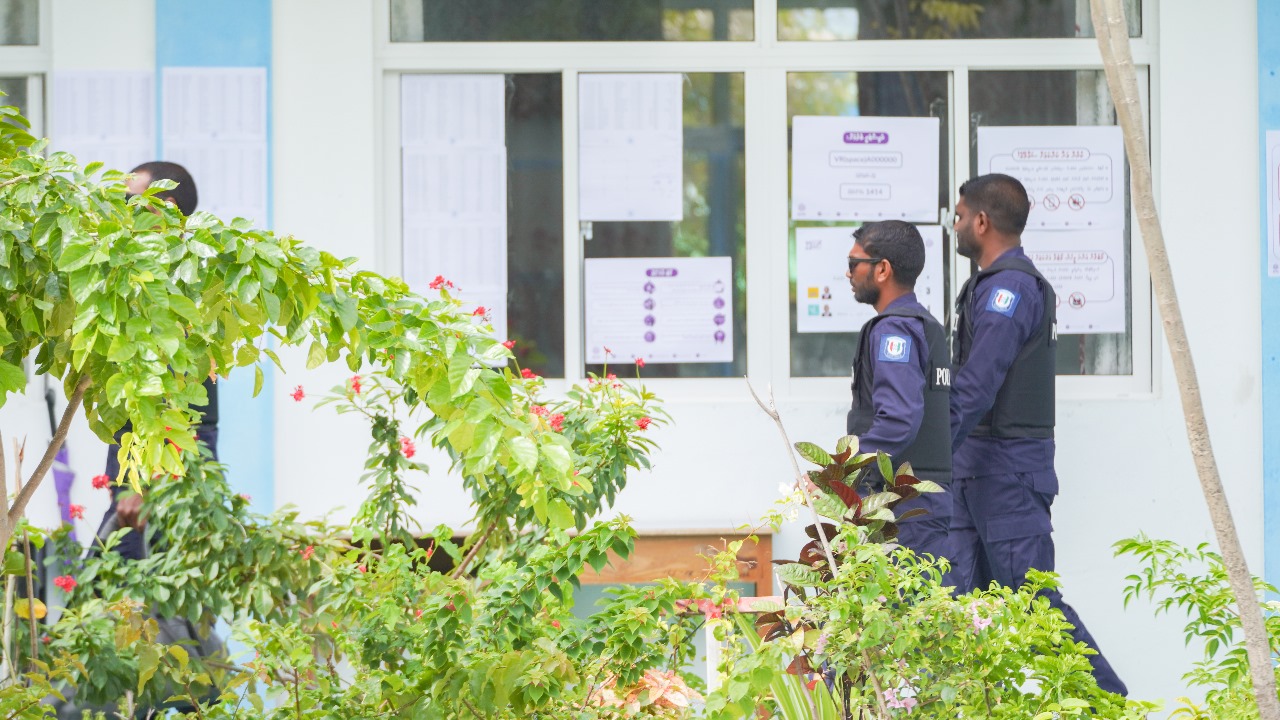 ވޯޓު ކަރުދާސް ދައްކައި، ފޮޓޯނެގި 14 މީހަކު ފުލުހުންގެ ބެލުމުގެ ދަށަށް!