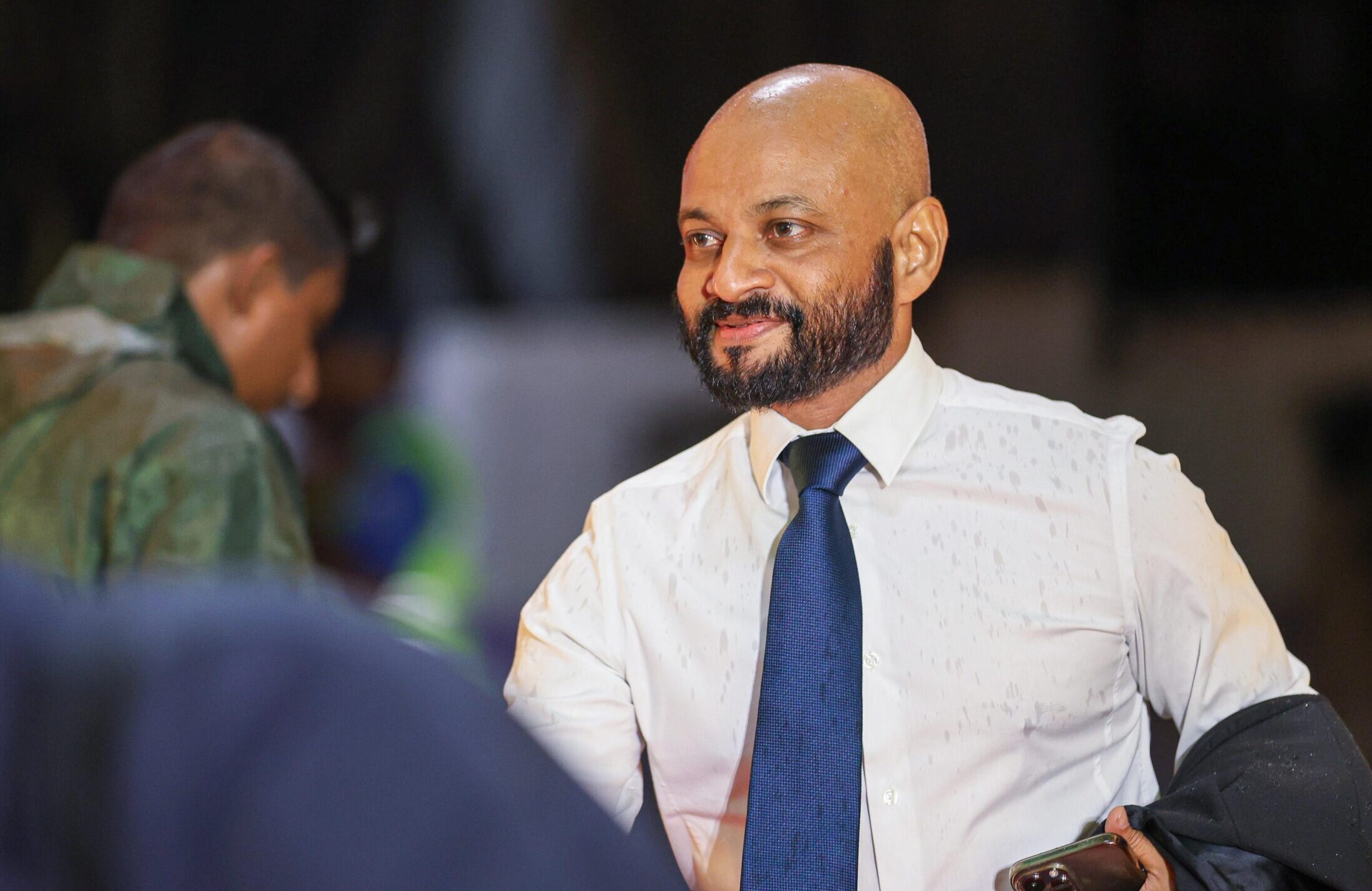 ފާރިސް އާދަމް އާޒިމަށް ތާއީދު ކުރައްވަން ނިންމަވައިފި