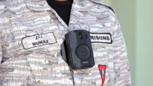 ޕްރިޒަންސް އޮފިސަރުންވެސް ބޮޑީ ވޯން ކެމެރާ ބޭނުން ކުރަން ފަށައިފި