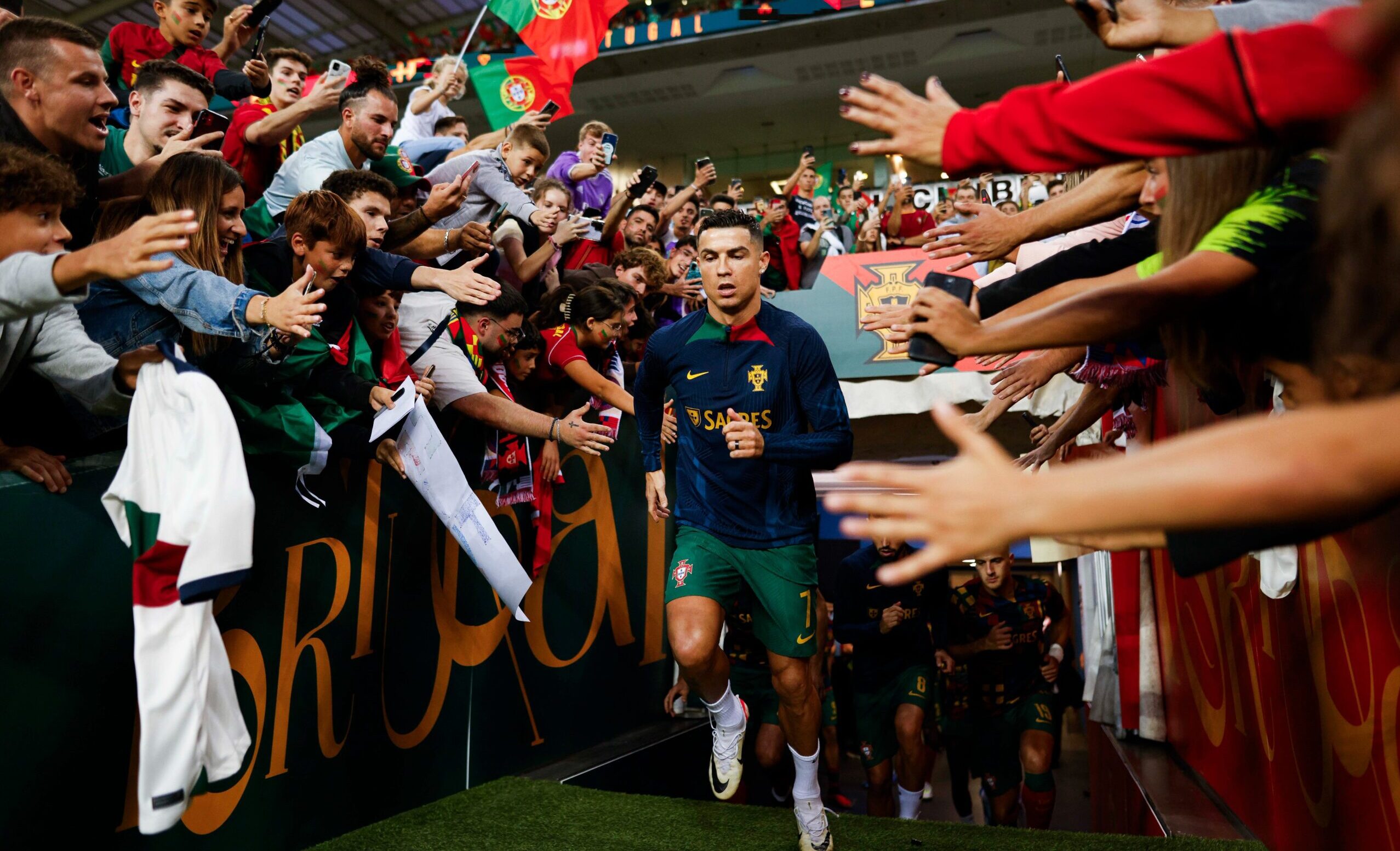 ރޮނާލްޑޯގެ ދެ ލަނޑާއެކު މޮޅުވެ، ޕޯޗްގަލް ޔޫރޯއަށް ކޮލިފައި ވެއްޖެ