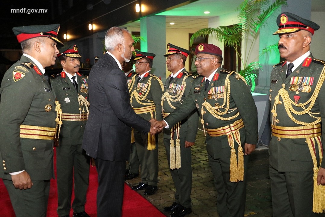 ސިފައިންގެ އެންމެ އިސްވެެރިޔާ ރައީސް މުއިއްޒު ސިފައިނާއި ބައްދަލު ކުރައްވައިފި