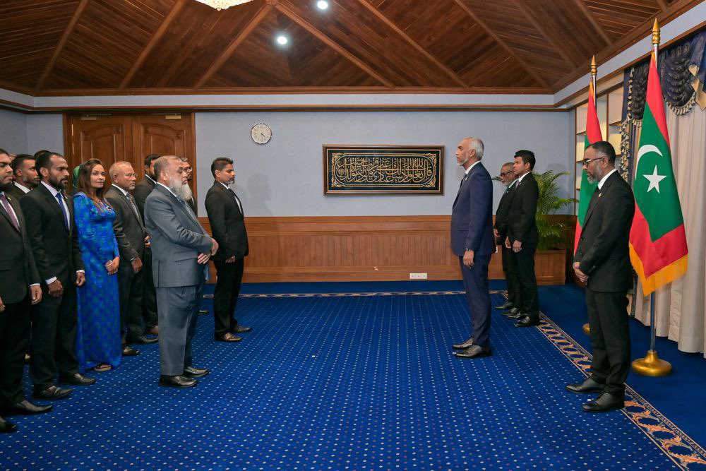 ސަރުކާރުގެ ސިޔާސީ މަޤާމުތަކުގައި މިހާރު ތިއްބެވީ 922 މުވައްޒަފުން ކަމުގައި ރައީސް އޮފީހުން ހާމަކުރައްވައިފި