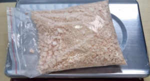 ޕޯސްޓުން އެތެރެކުރަން އުޅުނު 2 ކިލޯއަށް ވުރެ ގިނަ ޑްރަގް އަތުލާގަނެފި