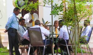 މެމްބަރުން ކުޑަ ދަށުގައި، ކޯރަމް ހަމަނުވެ ބަޖެޓް ހުށަހެޅުމުގެ ޖަލްސާ ނުފެށުނު