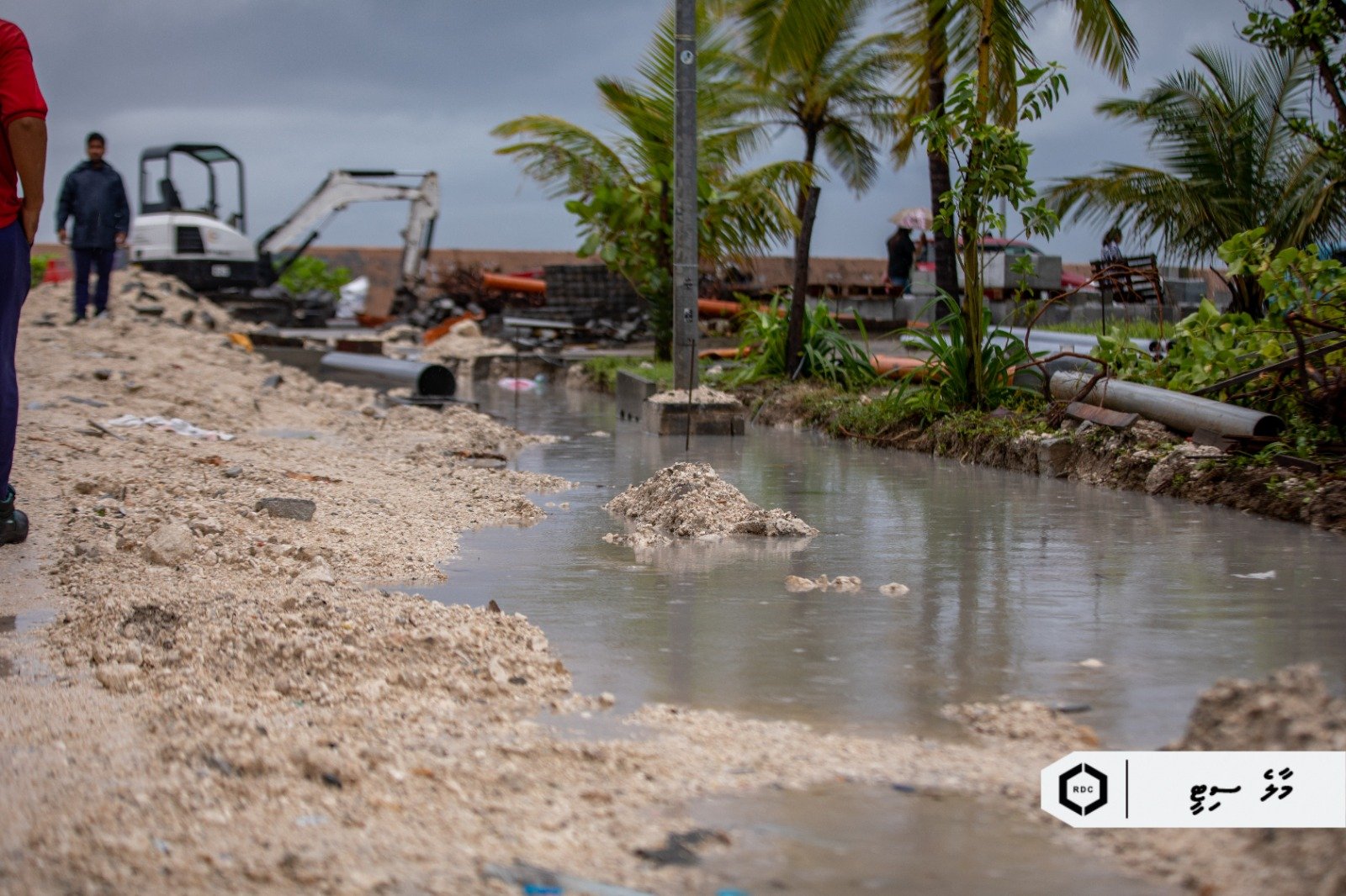 ފެންބޮޑުވެ އަމީނީ މަގުގެ މަސައްކަތް މަޑުޖައްސާލައިފި