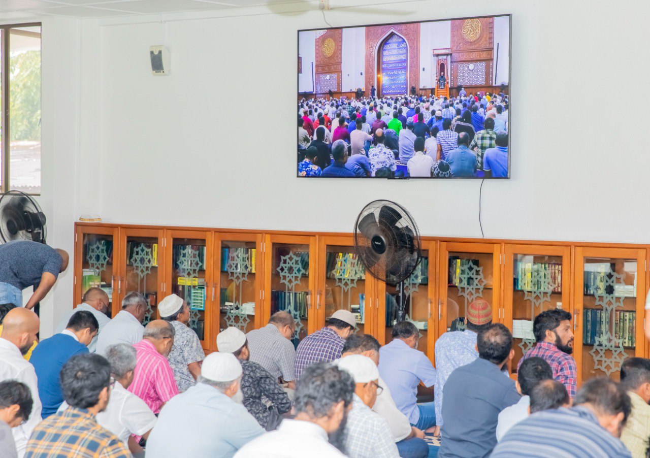 ހުތުބާ ކިޔާ މަންޒަރު ފެންނަ ގޮތަށް އިސްލާމީ މަރުކަޒުގައި ޓީވީ ހަރުކޮށްފި