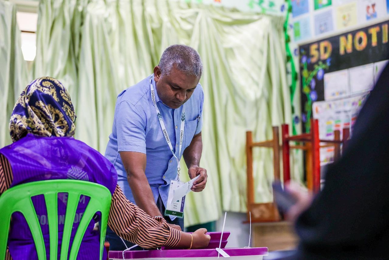 ރައީސް ޔާމިންގެ ތާއީދުއޮތް މިނިވަން ކެނޑިޑޭޓް ހުސައިން ވަހީދުވެސް ވޯޓު ލައްވައިފި