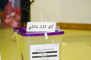 ފަހެއް ޖެހިއިރު ކިއުގައި ބަޔަކު ނެތުމުން ގިނަ ވޯޓު ފޮށިތައް ބަންދުކޮށް ވޯޓު ގުނަން ތައްޔާރު ވެއްޖެ
