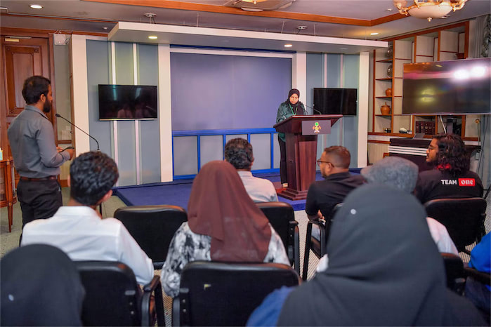 ރައީސް އޮފީހަށް މޮބައިލް ފޯނު ހިފައިގެން ނޫސްވެރީންނަށް ނުވަދެވުނުކަމަށް ބުނެ ފަތުރާ ޚަބަރު ދޮގުކުރައްވައިފި