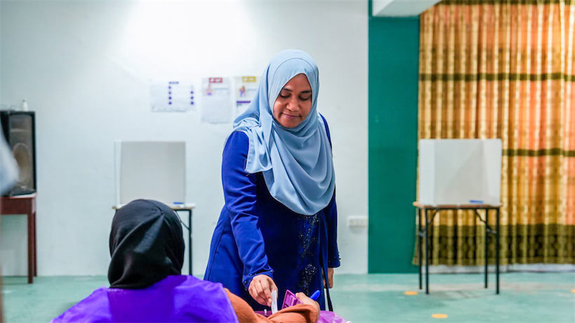 ފަސްޓް ލޭޑީ ވޯޓު ލައްވައިފި