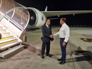 އީރާނުގެ ރައީސާއި ޚާރިޖީ ވަޒީރުގެ ޖަނާޒައަށް ރައީސްގެ ޚާއްޞަ މަންދޫބެއްގެ ހައިސިއްޔަތުން މިނިސްޓަރ އާދަމް ޝަރީފް އީރާނަށް