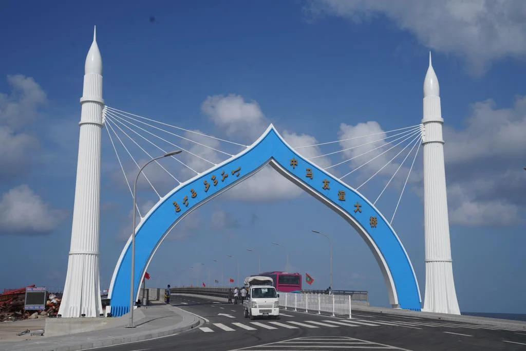 ސިނަމާލެ ބްރިޖުގައި ޕިކަޕެއް ޑިވައިޑަރާ ޖެހި ދެ މީހަކަށް އަނިޔާ ވެއްޖެ