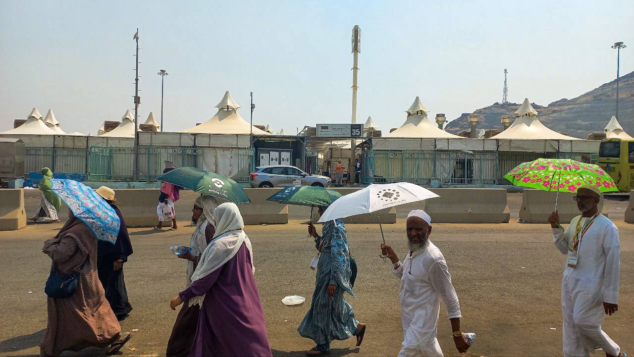 މިފަހަރުގެ ހައްޖުގެ އަޅުކަމުގެ ތެރޭގައި މަގު އޮޅުނު ދިވެހި 100 ހައްޖާޖީންނަށް ޑިވައިސްގެ އެހީގައި މަގު ދައްކާދެވުނު