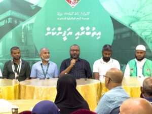 ދިވެހި ހައްޖާޖީންނާއި އަމީރުލްހައްޖު ބައްދަލު ކުރައްވައިފި