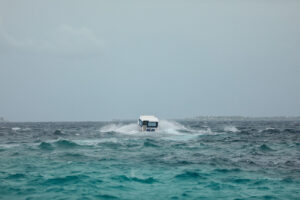 ފީނަން ދިޔަ ބައެއްގެ ޑިންގީގައި ލޯންޗަކުން ޖެހި 5 މީހުންނަށް އަނިޔާވެއްޖެ