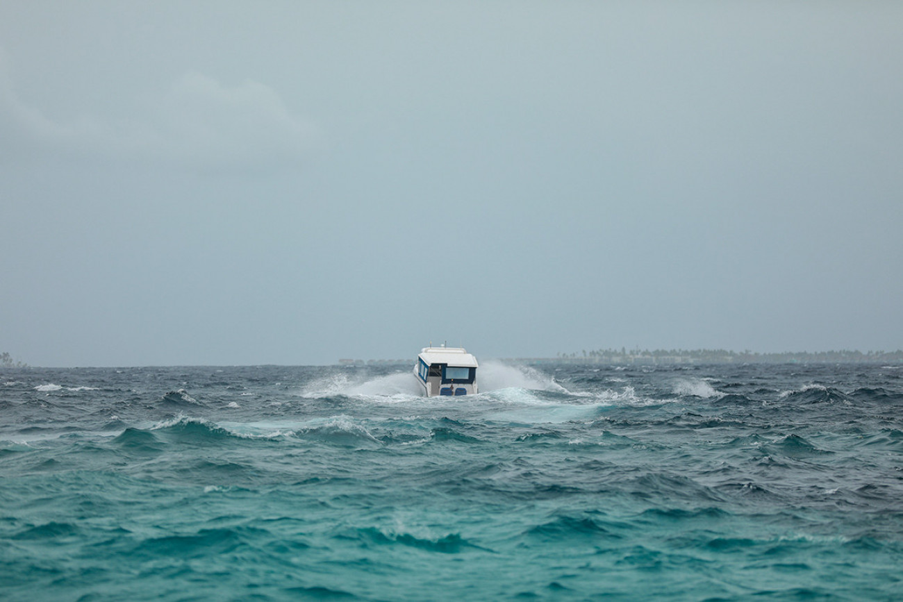 ފީނަން ދިޔަ ބައެއްގެ ޑިންގީގައި ލޯންޗަކުން ޖެހި 5 މީހުންނަށް އަނިޔާވެއްޖެ