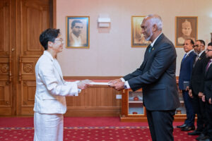 ތިން ގައުމެއްގެ ސަފީރުން ފަތްކޮޅު އަރުވައިފި