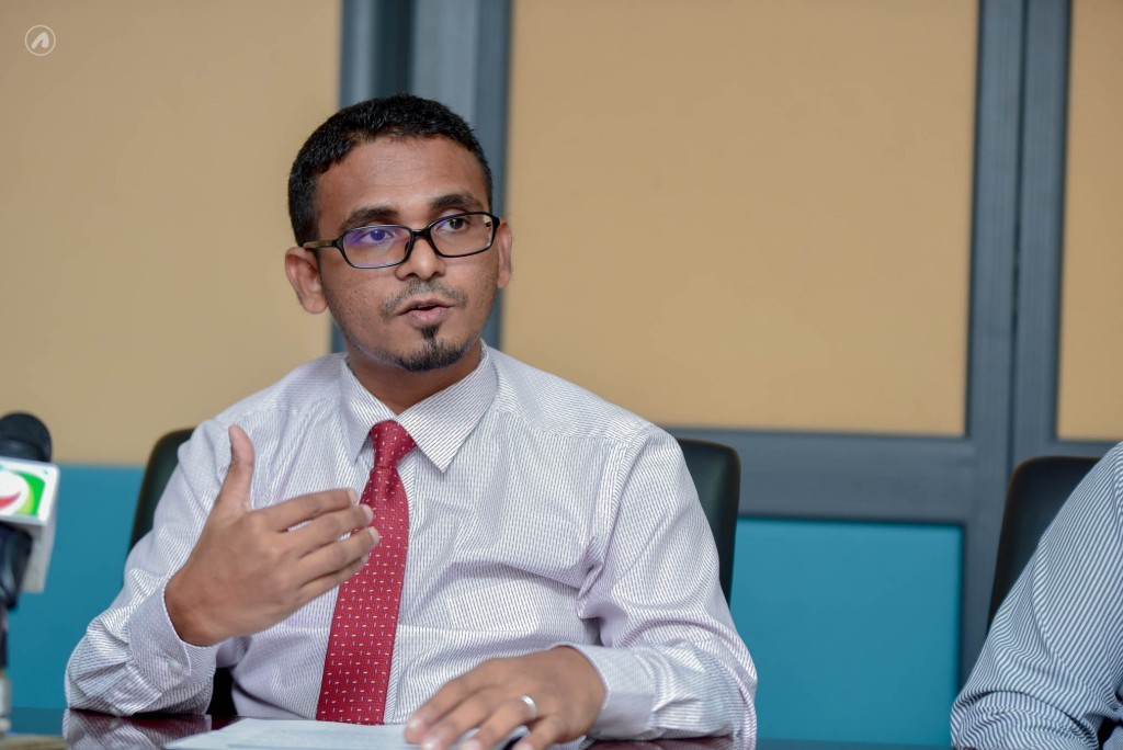 ކުންފުނިތަކުގެ މުސާރަ ސިވިލް ސަރވިސްގެ މުވައްޒަފުންގެ މުސާރައާ އެއްވަރު ނުވަތަ އެއަށްވުރެ ދަށްކުރަން ޖެހޭ: މުނައްވަރު