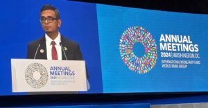 ބޮޑަށް ދަރަނިވެރި ވެފައިވާ ގައުމުތަކަށް އެހީވުމަށް ބައިނަލްއަގުވާމީ މާލީ އިދާރާތަކުން އިތުރު މަސައްކަތްތަކެއް ކުރަންޖެހޭ: ގަވަރުނަރު