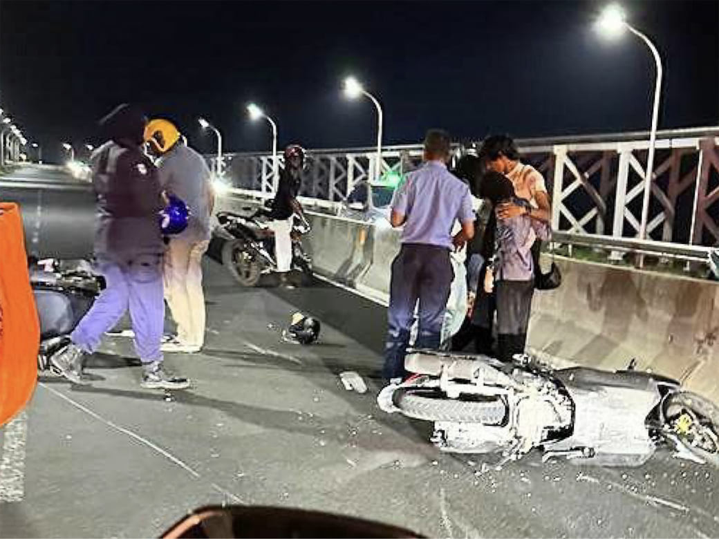 ސިނަމާލެ ބުރިޖު ހައިވޭގައި ހިނގި އެކްސިޑެންޓެއްގައި ދެ މީހަކަށް އަނިޔާވެއްޖެ