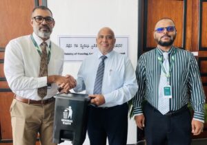 އައިޖީއެމްއެޗްއިން ހައުސިން މިނިސްޓްރީއަށް 100 ޑަސްބިން ހަދިޔާކޮށްފި