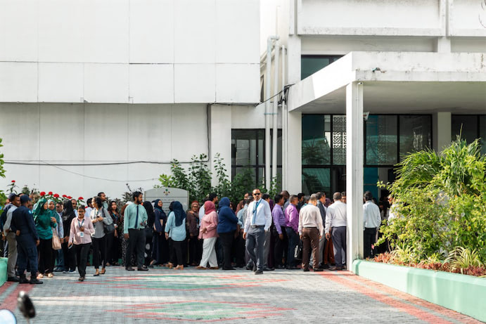 4 އޮފީހެއްގެ މަސައްކަތް ދަރުބާރުގޭގައި ކުރިޔަށް ގެންދަން ފަށައިފި