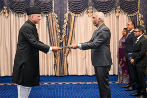 ޕާކިސްތާނުގެ އައު ސަފީރު، ސަފީރުކަމުގެ ފަތްކޮޅު ރައީސުލްޖުމްހޫރިއްޔާއަށް އަރުވައިފި