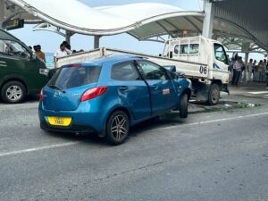 ވީއައިއޭގައި ކާރަކާއި ޕިކަޕެއް މުޑިއަރާ ނުރައްކާތެރި އެކްސިޑެންޓެއް ހިނގައިފި