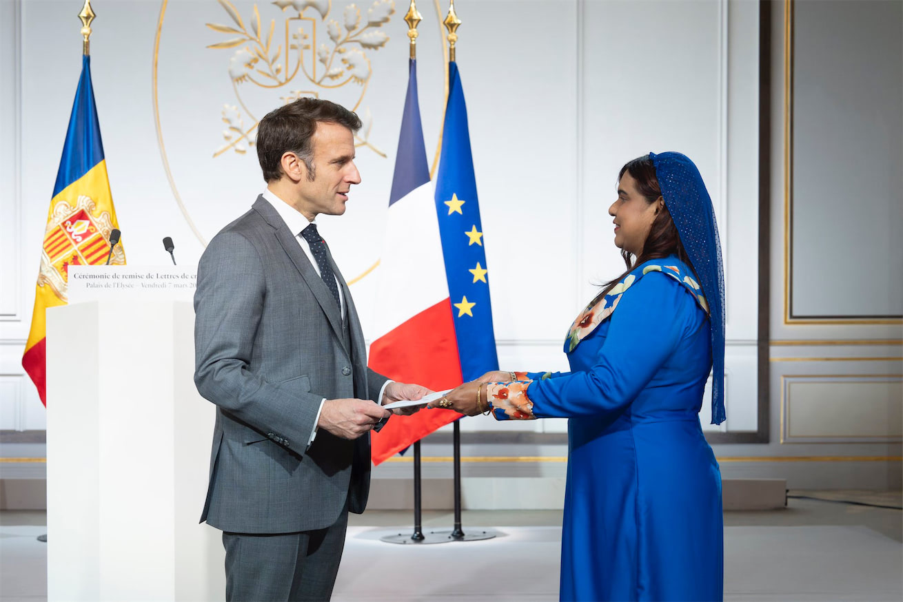 އިރުތިޝާމް އާދަމް، ފްރާންސްގެ ރައީސަށް ސަފީރުކަމުގެ ފަތްކޮޅު އަރުވައިފި